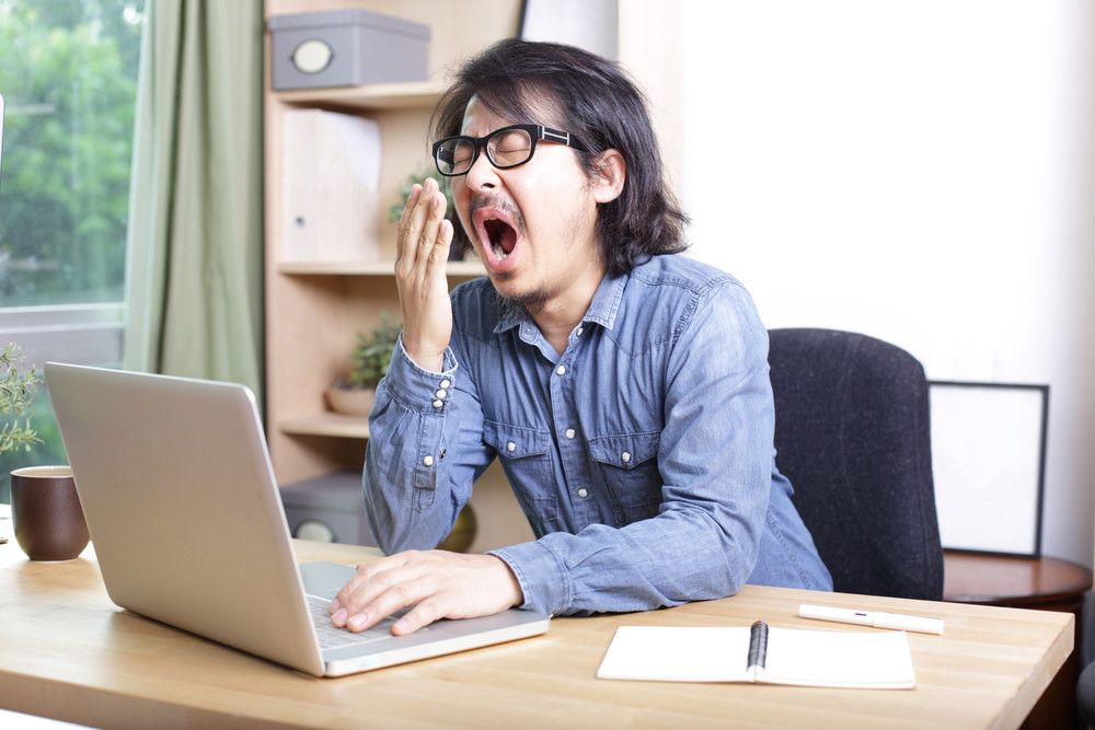 Usir Ngantuk Usai Makan Siang di Kantor dengan 4 Cara Ini (Kimberrywood/Shutterstock)
