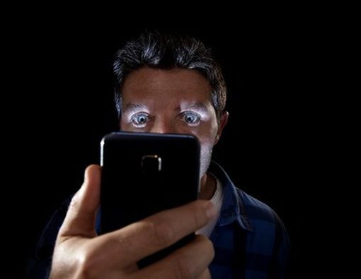 Kebanyakan Main Gadget Bisa Sebabkan Penyakit Ini