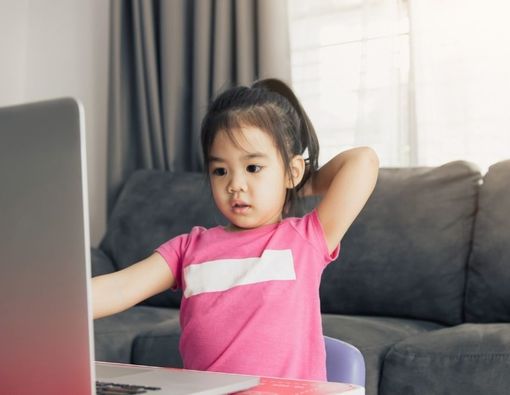 Sekolah Online Bantu Anak dengan Kecemasan Sosial, Apakah Lebih Baik?