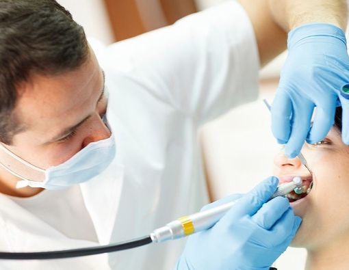 Mengenal Manfaat Serta Risiko Deep Cleaning Teeth