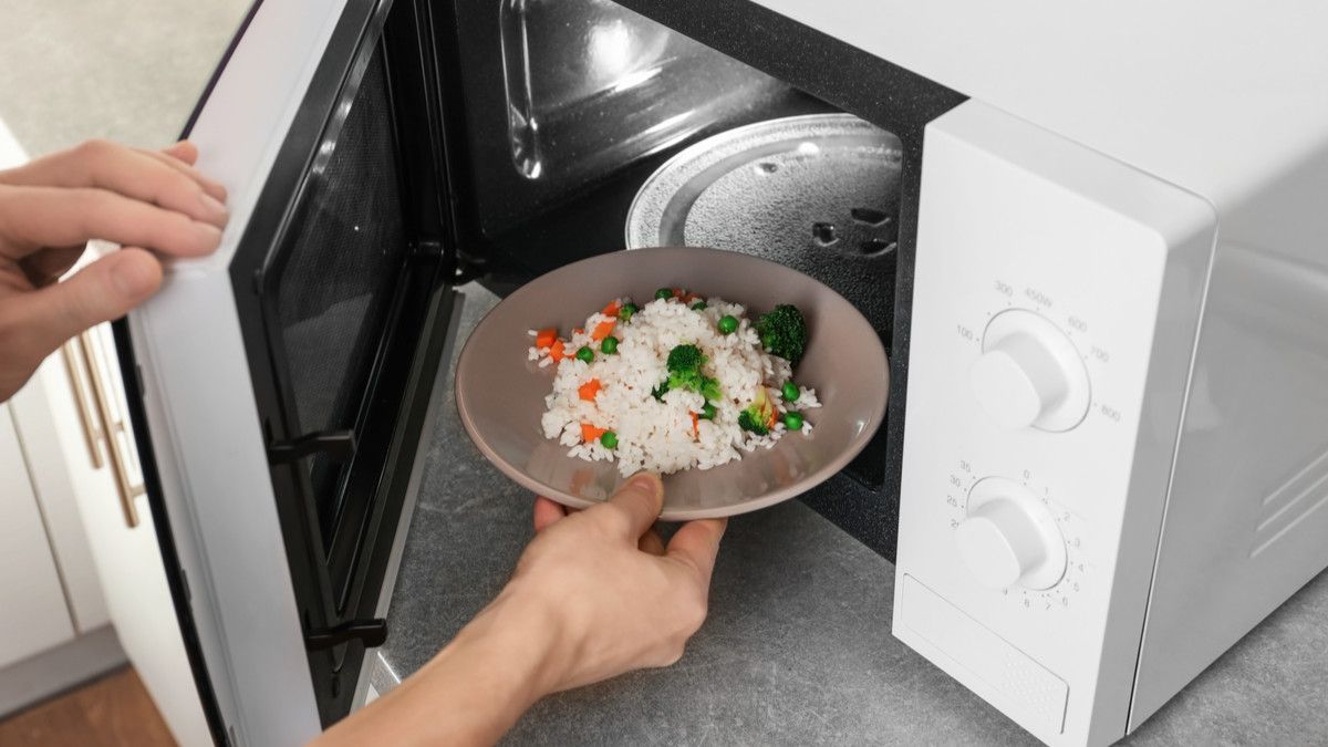 Awas, Jangan Memanaskan 5 Makanan Ini di Microwave!