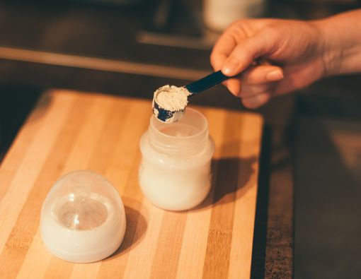 Perlukah Merebus Air untuk Membuat Susu Formula Bayi?