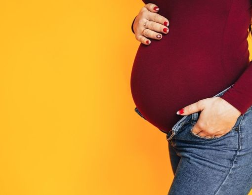 Pakai Celana Jeans Saat Hamil Bisa Ganggu Perkembangan Janin?