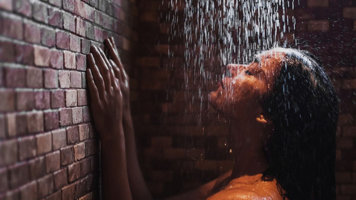 Mandi Malam Hari, Harus Pakai Air Hangat atau Dingin?