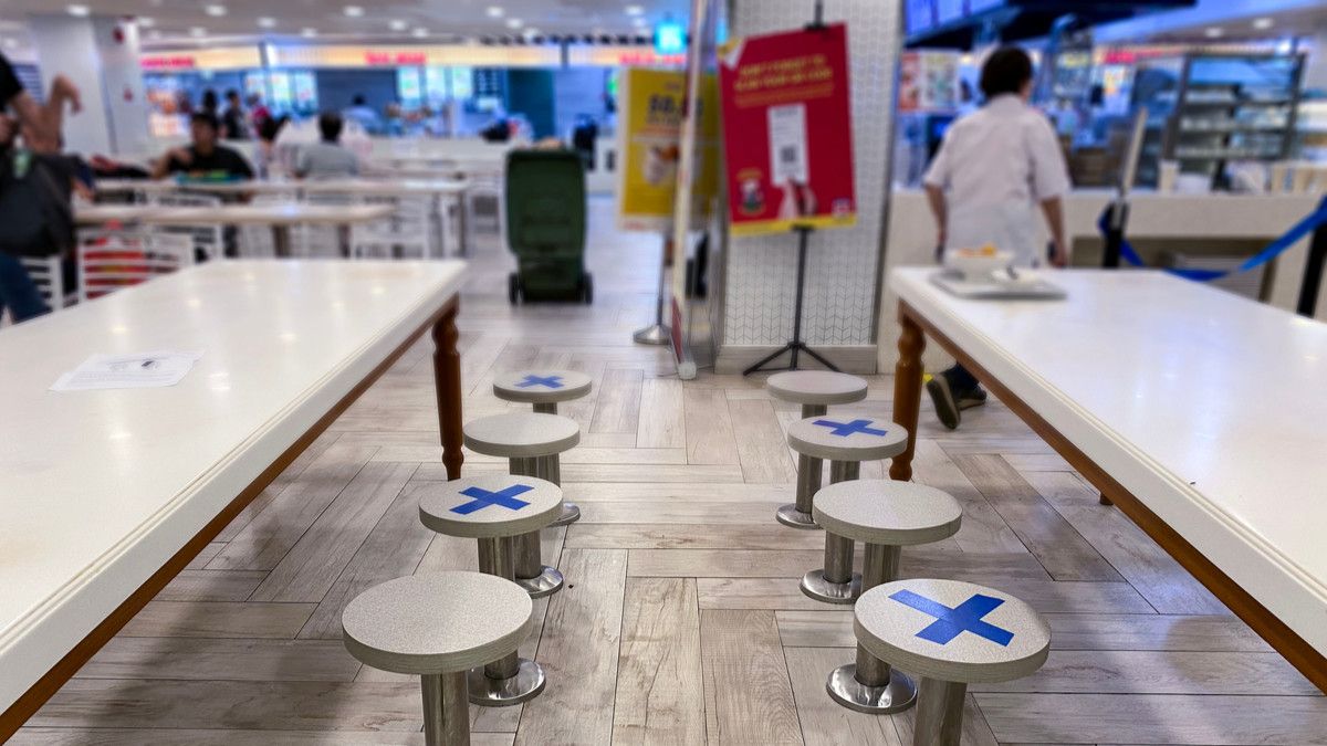 Klaster Tempat Makan Bermunculan, Ini Cara COVID-19 Menular di Sana!