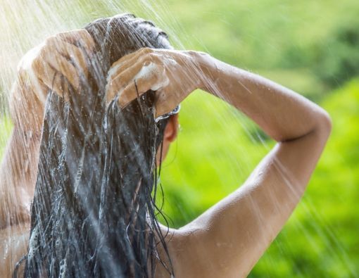 Keramas Saat Haid Berbahaya atau Tidak?