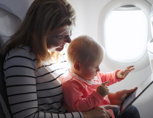 Persiapan Saat Pertama Kali Bawa Bayi Naik Pesawat