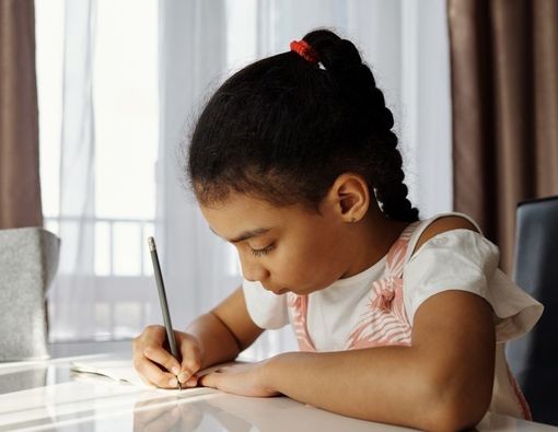 Terlalu Banyak PR Sekolah Ganggu Kesehatan Mental Anak, Benarkah?
