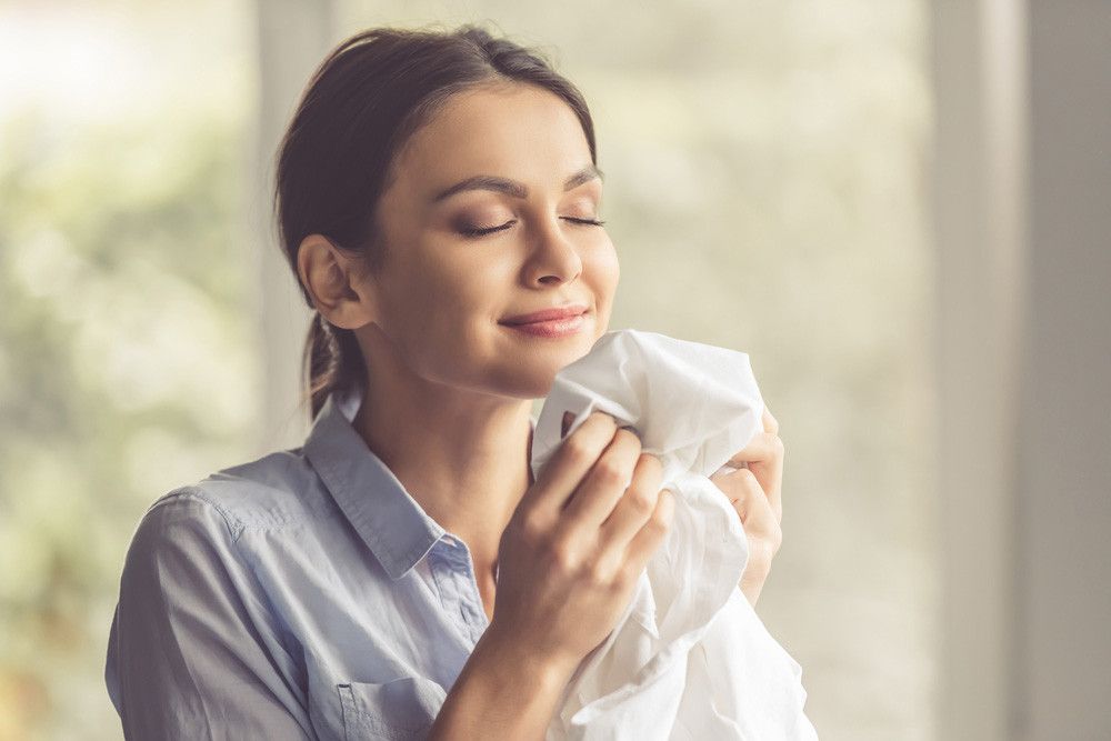 Mencium Aroma Baju Pasangan Bisa Kurangi Stres?