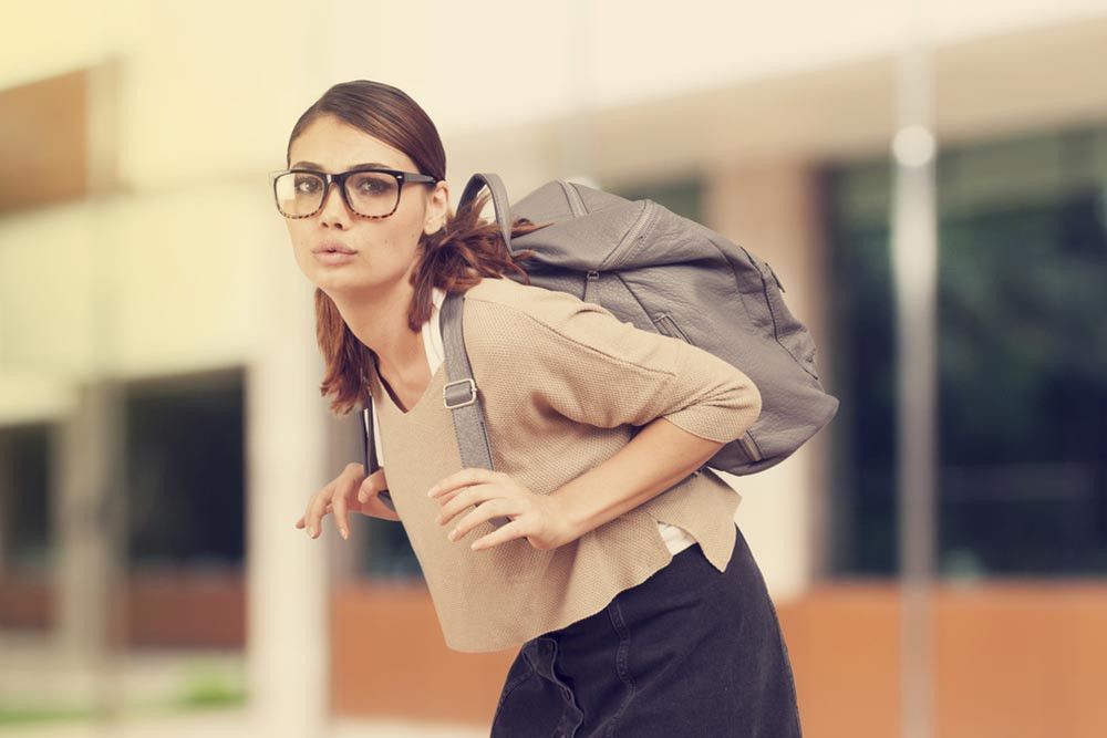 Sering Bawa Tas Berat Bisa Ganggu Kesehatan Tulang
