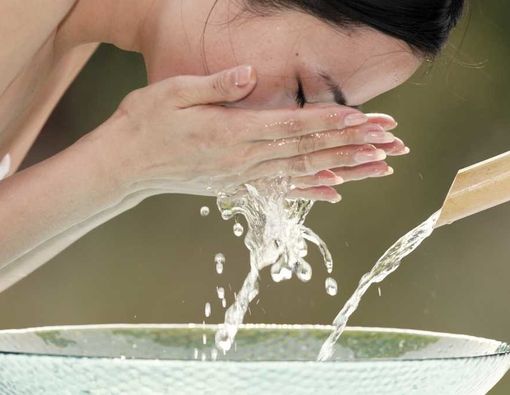 Cuci Muka Pagi Hari, Pakai Sabun atau Air Saja?