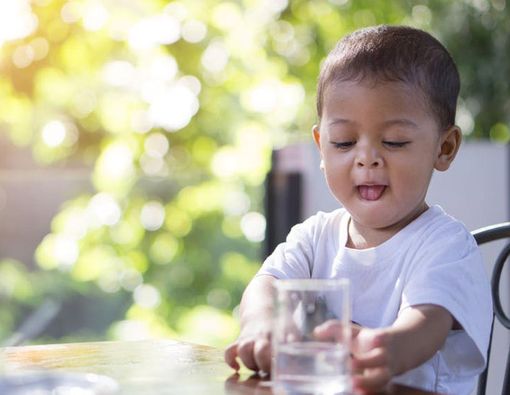 Kapan Bayi Boleh Mulai Minum Air Putih?