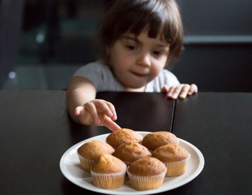 Balita Minta Makan dari Piring Orang Tua, Haruskah Dikasih?