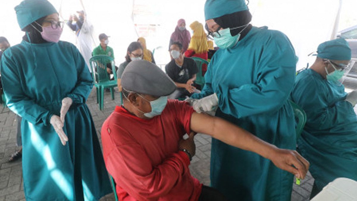 Amankah Vaksinasi COVID-19 Saat Berpuasa?