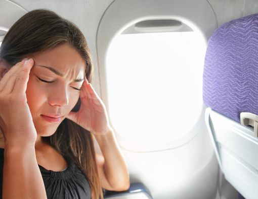 Tips Cegah Sakit Kepala Saat Naik Pesawat