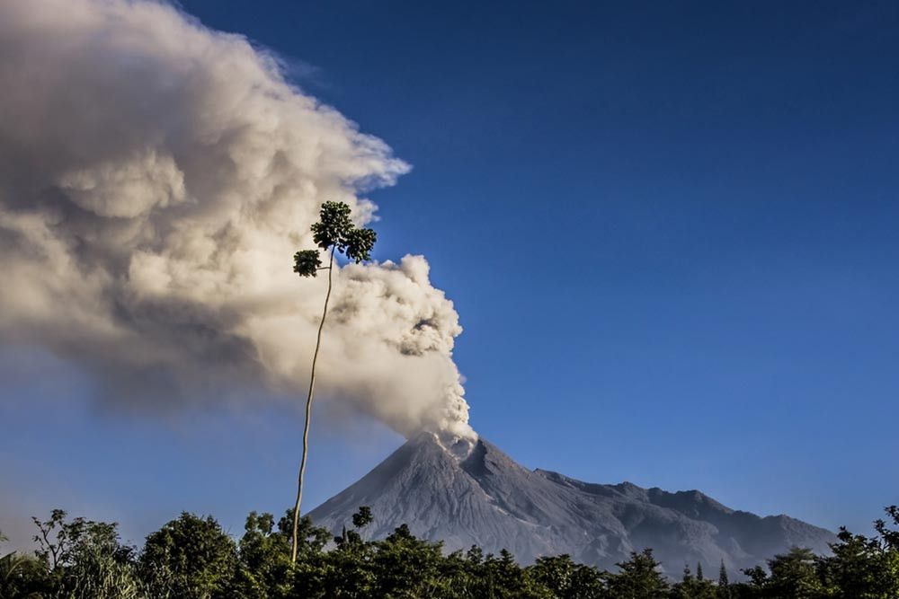 Waspada, Gunung Merapi Mengalami Letusan Freatik!