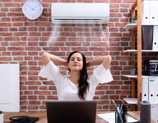 Kerja di Ruangan Ber-AC? Ikuti Anjuran Pencegahan Penularan Virus Corona Ini!