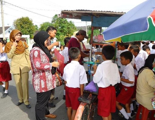 Ini 5 Kiat agar Anak Tak Ketagihan Jajanan di Sekolah