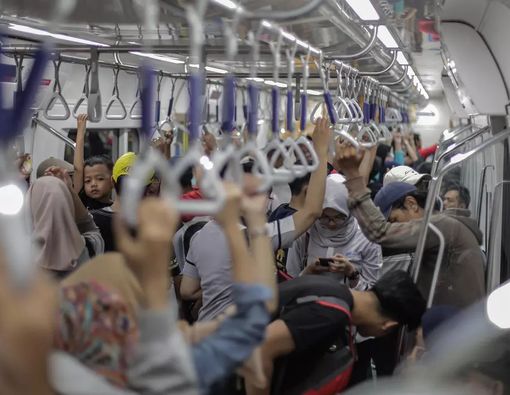 Perlu Tahu! 5 Penyakit Ini Bisa Menular Saat Naik MRT