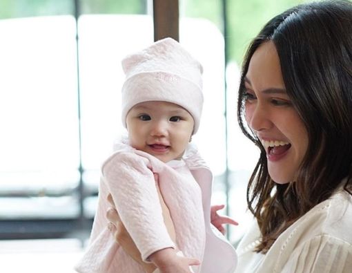 Baru Berusia 4 Bulan, Bayi Shandy Aulia Sudah Diberi MPASI, Bolehkah?