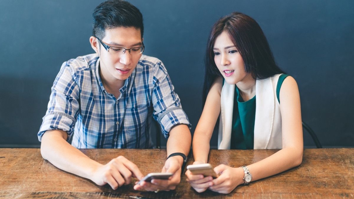 Smartphone Bisa Sebabkan Putus Cinta, Ini Alasan Psikologisnya
