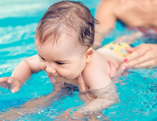 Waktu yang Tepat untuk Memperkenalkan Berenang pada Bayi