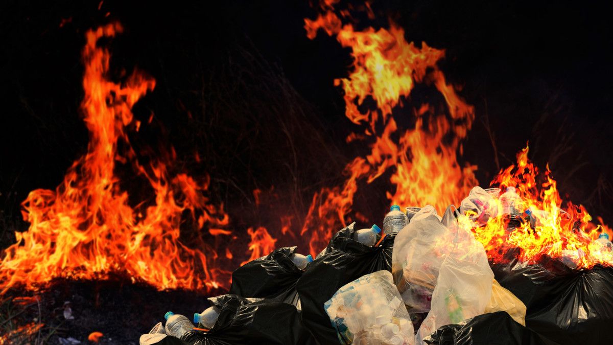 Jangan Bakar Plastik Mulai Sekarang, Ini Bahayanya