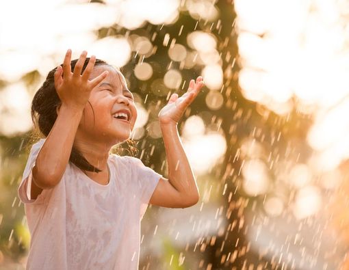 Membiarkan Anak Bermain Hujan-hujanan, Boleh atau Tidak?