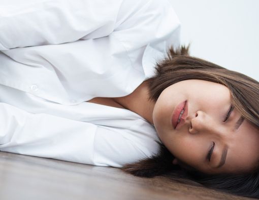 Tidur di Lantai Bisa Tingkatkan Risiko Paru-Paru Basah, Benarkah?