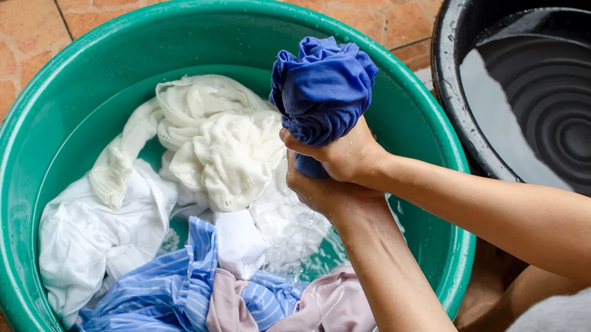 Langkah untuk Mencuci Bersih Pakaian Thrifting agar Layak Dipakai