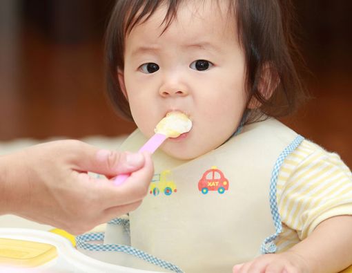 Kiat Mengenalkan Makanan Padat Pertama Kali pada si Kecil