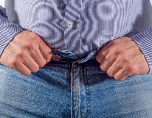 Benarkah Pakai Celana Jeans Ketat Membahayakan Kesehatan Penis?