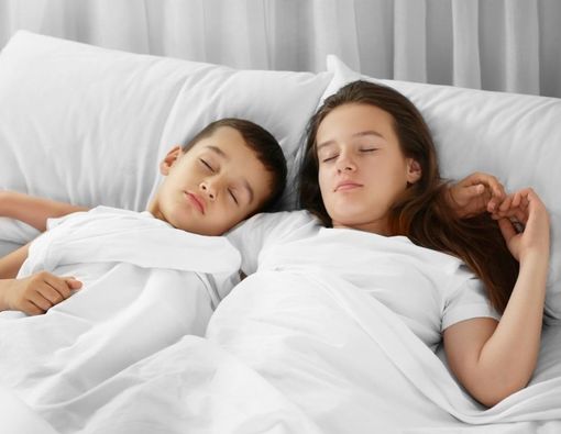Dampak Buruk yang Bisa Terjadi Akibat Kakak Adik Tidur Sekamar