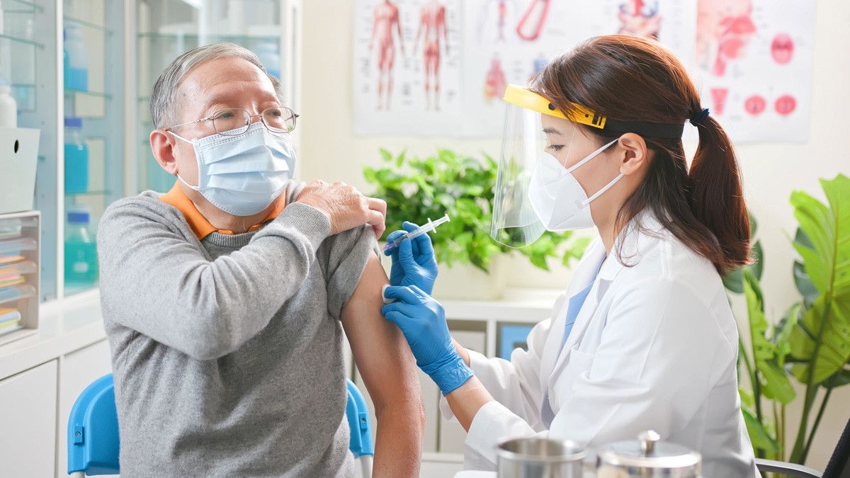 Sudah Vaksin COVID-19, Tetap Jaga Nutrisi Lansia dengan Ini