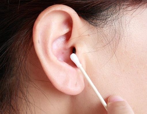 Membersihkan Telinga