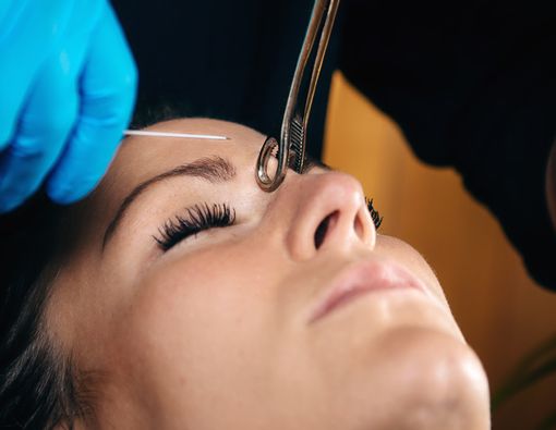 Ingin Tindik Hidung? Ini Bahayanya yang Perlu Anda Tahu