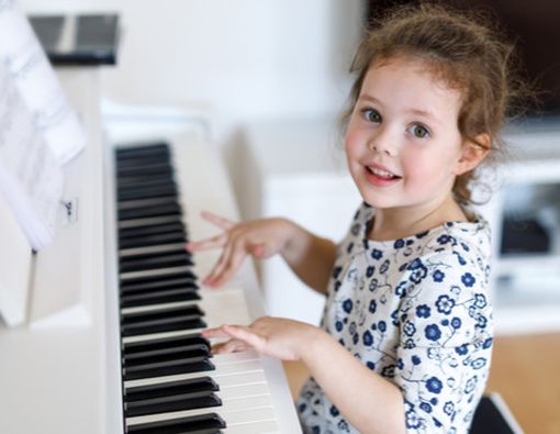 Anak Belajar Piano Saat Libur Lebaran, Ini Manfaatnya