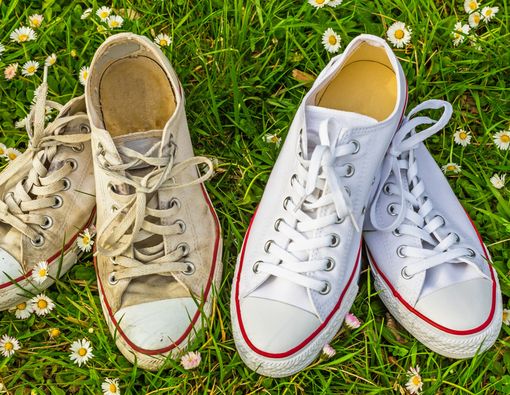 Anak Mengenakan Sepatu Bekas Kakaknya, Amankah?