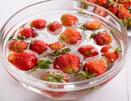Cuci Strawberry Dengan Air Garam sebelum Dimakan, Perlu Tidak?