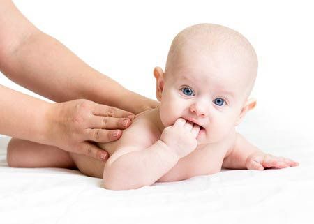 Pijat Bayi Bisa Meningkatkan Berat Badan Bayi