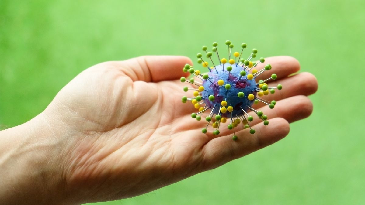 Studi: Omicron Bertahan Lebih Lama di Plastik dan Kulit