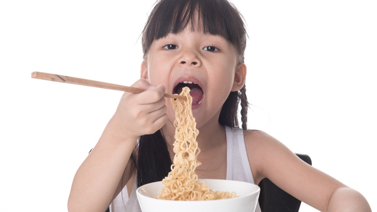 Anak Suka Makan Mi Instan Bisa Kena Radang Usus?