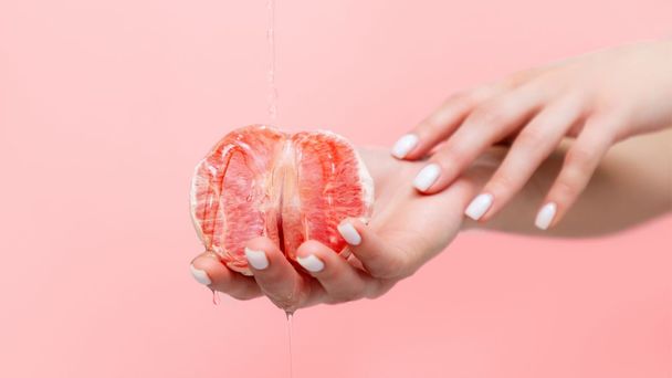 Yosh nudistlarning dengizga sayohati