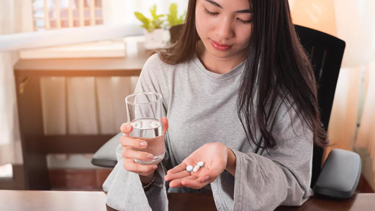Ilustrasi Wanita Minum Obat Sakit Kepala
