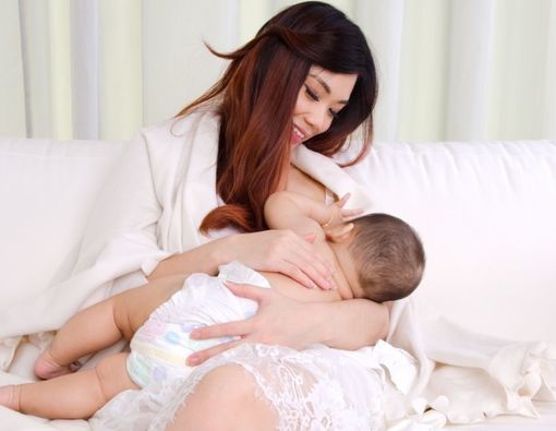 Ini Tanda Bayi Kebanyakan Minum Susu