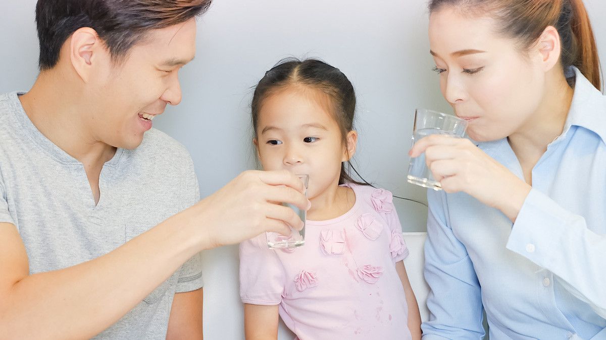 Waspada Memberikan Si Kecil Air Minum, Ini Alasannya