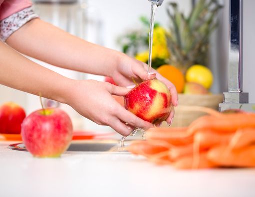 Cuci Buah dan Sayur untuk Cegah Sakit Perut, Efektifkah?