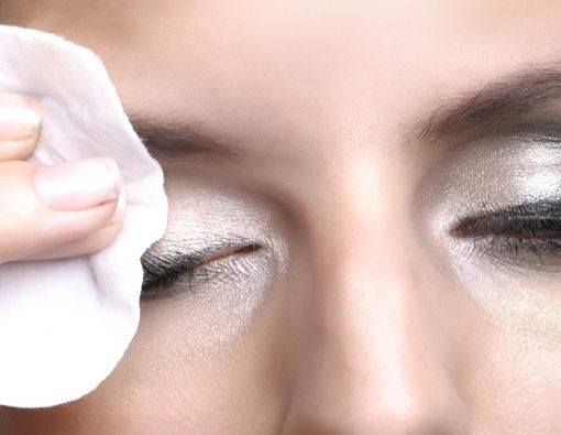 Waspada, Ini Bahaya Tidak Menghapus Make Up Menjelang Tidur