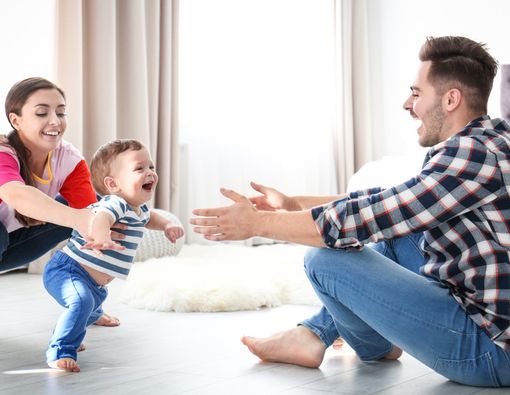 Bayi Belajar Jalan Sering Jatuh, Berbahayakah?