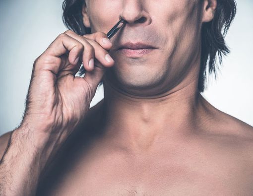 4 Bahaya Cabut Bulu Hidung